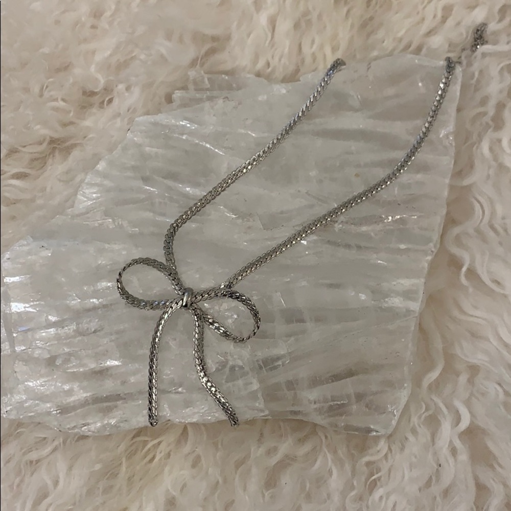 Silver bow necklace